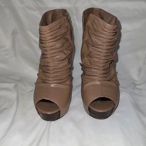 STEVE MADDEN size 8 peep toe beige/tan booties w/Zipper